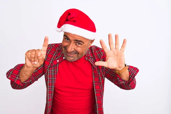 Hombre Mediana Edad Vistiendo Sombrero Santa Navidad Pie Sobre Fondo — Foto de Stock