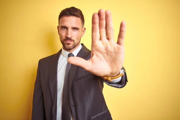 Jovem Homem Negócios Bonito Sobre Fundo Isolado Amarelo Fazendo Parar — Fotografia de Stock