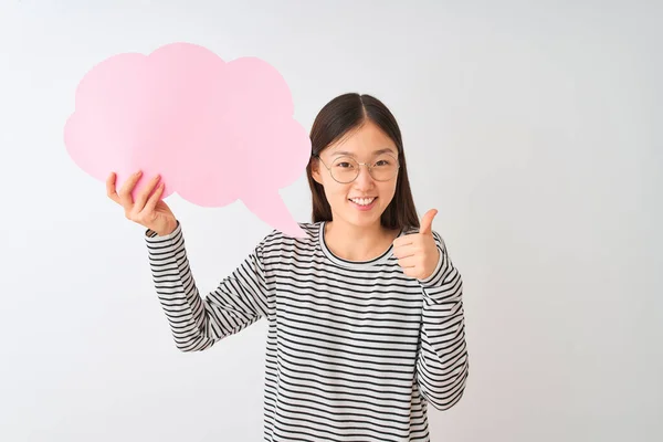 年轻的中国女人牵着云彩说话的泡沫笼罩在孤独的白色背景上 开心地笑着做着好的手势 用手指竖起大拇指 好的标志 — 图库照片