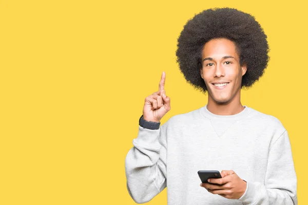 Jonge Afro Amerikaanse Man Met Afro Haar Met Behulp Van — Stockfoto