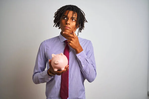 Empresário Afro Americano Com Dreadlocks Segurando Piggybank Sobre Fundo Branco — Fotografia de Stock