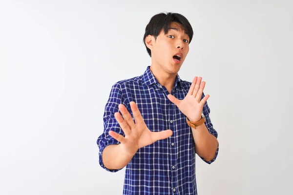 Jonge Chinese Man Draagt Casual Blauw Shirt Staan Geïsoleerde Witte — Stockfoto