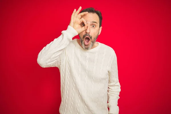 Bello Uomo Anziano Mezza Età Con Capelli Grigi Sfondo Rosso — Foto Stock