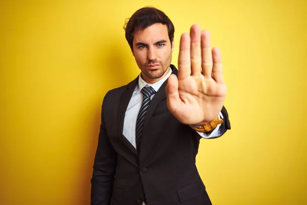 Joven Hombre Negocios Guapo Con Traje Corbata Pie Sobre Fondo — Foto de Stock