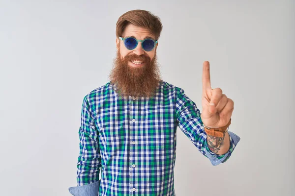 Joven Pelirrojo Irlandés Con Camisa Casual Gafas Sol Sobre Fondo —  Fotos de Stock