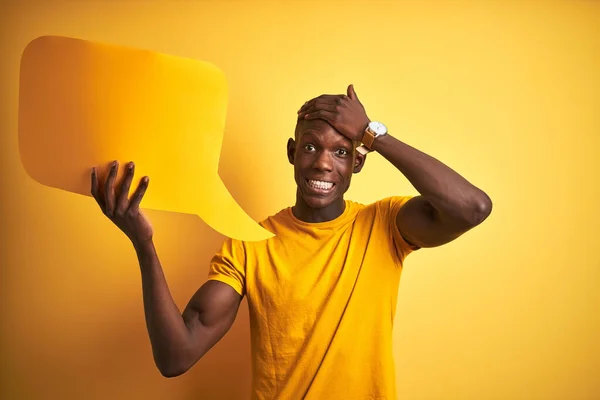 Jovem Afro Americano Segurando Bolha Fala Sobre Fundo Amarelo Isolado — Fotografia de Stock