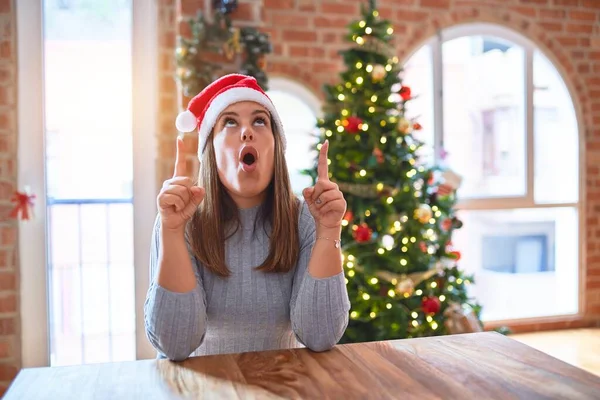 Jovem Mulher Bonita Vestindo Chapéu Papai Noel Mesa Casa Torno — Fotografia de Stock