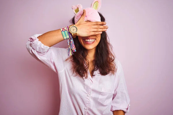 Joven Hermosa Mujer Con Pijama Máscara Para Dormir Sobre Fondo — Foto de Stock