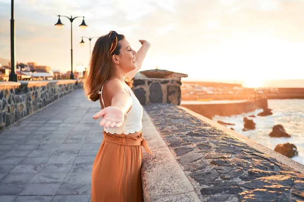 Bella Giovane Donna Che Cammina Sul Lungomare Godendo Vista Sull — Foto Stock