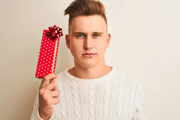 Jovem Homem Bonito Segurando Presente Valentine Sobre Fundo Branco Isolado — Fotografia de Stock