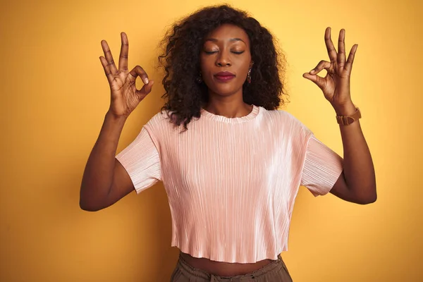 Afro Amerikaanse Vrouw Draagt Roze Shirt Staan Geïsoleerde Gele Achtergrond — Stockfoto