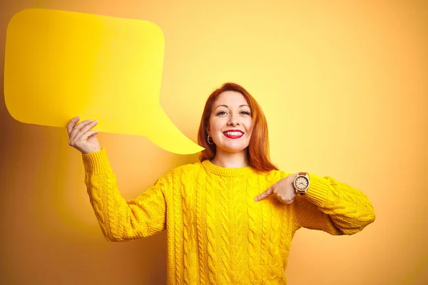 Νεαρή Όμορφη Κοκκινομάλλα Γυναίκα Κρατώντας Φούσκα Ομιλία Πάνω Από Κίτρινο — Φωτογραφία Αρχείου