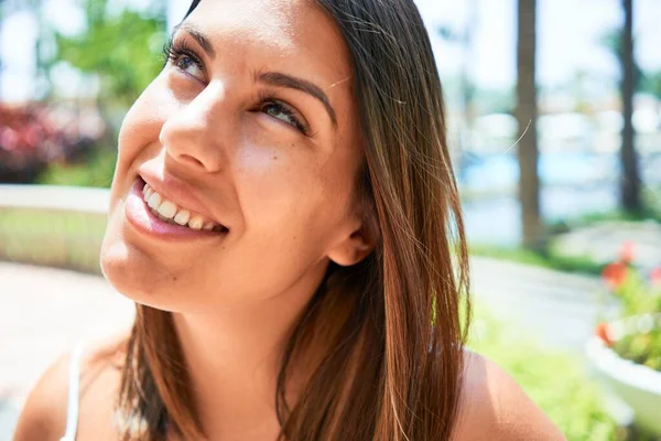 Молода Красива Жінка Посміхається Щаслива Насолоджуючись Сонячним Днем Літа Готельному — стокове фото