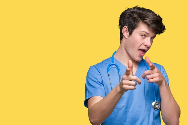Молодий Лікар Носить Медичну Форму Над Ізольованим Тлом Вказуючи Пальці — стокове фото