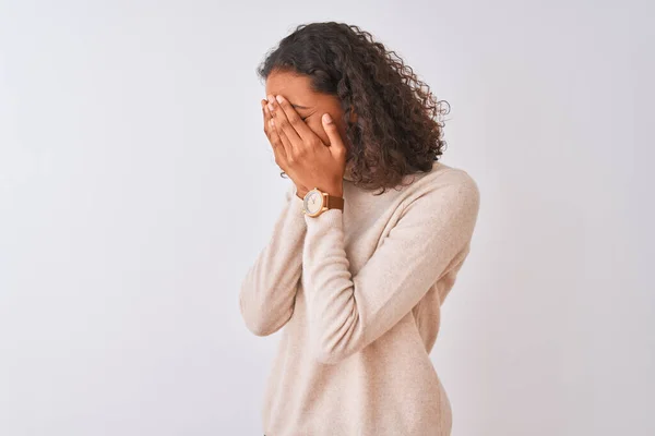 泣いている間に手で顔を覆う悲しい表情で孤立した白い背景の上に立って亀甲セーターを身に着けている若いブラジル人女性 うつ病の概念 — ストック写真