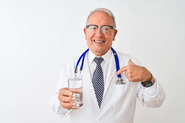 Senior Grijs Harige Arts Man Drinken Van Glas Water Geïsoleerde — Stockfoto