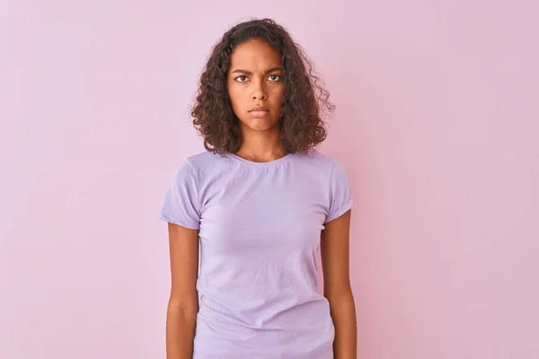 Mujer Brasileña Joven Con Camiseta Pie Sobre Fondo Rosa Aislado —  Fotos de Stock