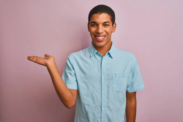 Junger Gutaussehender Arabischer Mann Blauem Hemd Der Vor Isoliertem Rosa — Stockfoto