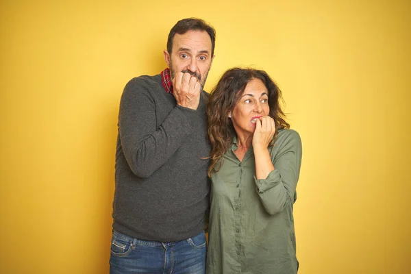 Bella Coppia Mezza Età Sfondo Giallo Isolato Cercando Stressato Nervoso — Foto Stock