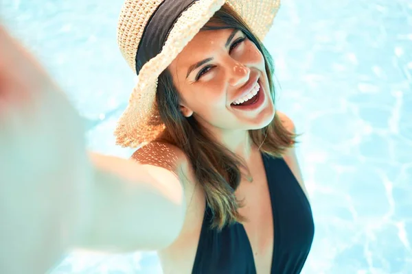 Jeune Belle Sexy Femme Piscine Hôtel Prenant Selfie Souriant Utilisant — Photo