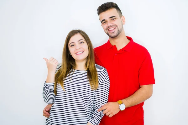 Jovem Casal Bonito Juntos Sobre Fundo Isolado Branco Sorrindo Com — Fotografia de Stock