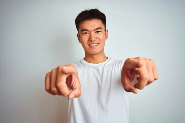 Joven Asiático Chino Hombre Usando Camiseta Pie Sobre Aislado Blanco —  Fotos de Stock