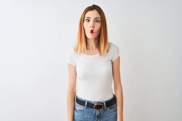 Hermosa Mujer Pelirroja Con Camiseta Casual Pie Sobre Fondo Blanco —  Fotos de Stock