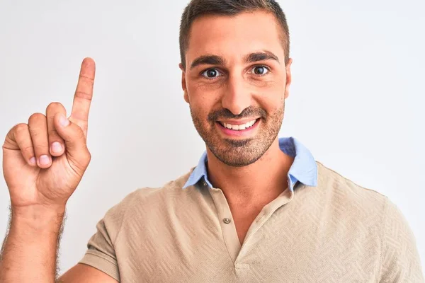 Jovem Homem Bonito Vestindo Elegante Camiseta Sobre Fundo Isolado Surpreso — Fotografia de Stock