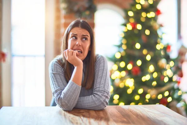 Junge Schöne Frau Die Hause Tisch Christbaum Und Dekoration Sitzt — Stockfoto