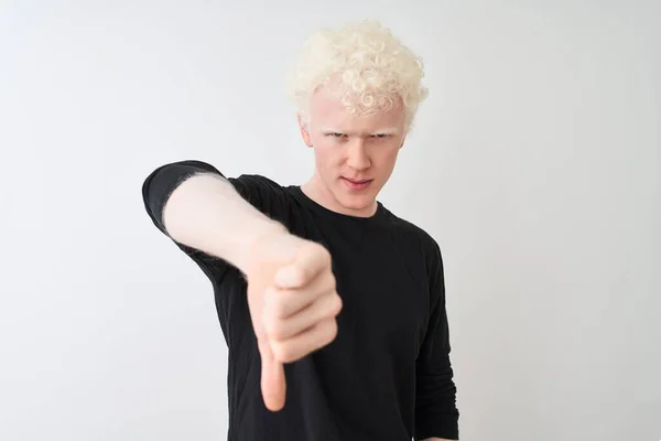 Jovem Albino Loiro Vestindo Shirt Preta Sobre Fundo Branco Isolado — Fotografia de Stock