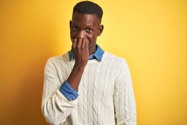 Hombre Afroamericano Con Camisa Mezclilla Suéter Blanco Sobre Fondo Amarillo — Foto de Stock