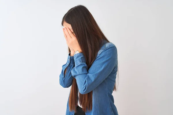 Junge Chinesin Jeanshemd Vor Isoliertem Weißem Hintergrund Mit Traurigem Gesichtsausdruck — Stockfoto