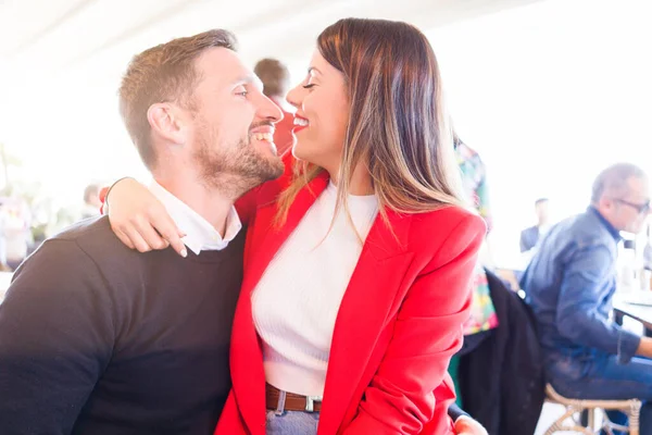 Jong Mooi Paar Liefde Glimlachen Gelukkig Het Geven Van Genegenheid — Stockfoto