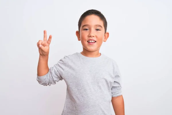 Hermoso Niño Vistiendo Gris Camiseta Casual Pie Sobre Fondo Blanco — Foto de Stock