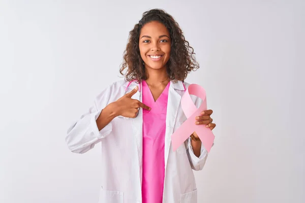 Junge Brasilianische Ärztin Hält Krebsband Über Isoliertem Weißem Hintergrund Mit — Stockfoto