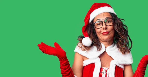 Middelbare Leeftijd Vrouw Dragen Santa Claus Kostuum Clueless Verwarde Uitdrukking — Stockfoto