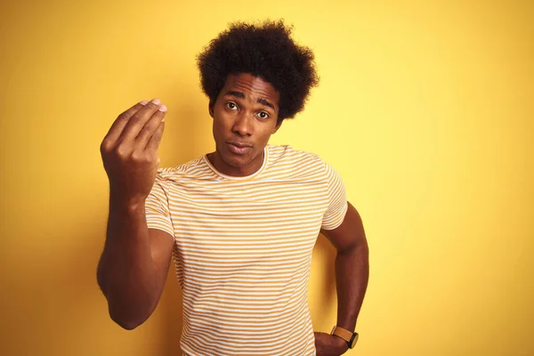 Homem Americano Com Cabelo Afro Vestindo Camiseta Listrada Sobre Fundo — Fotografia de Stock