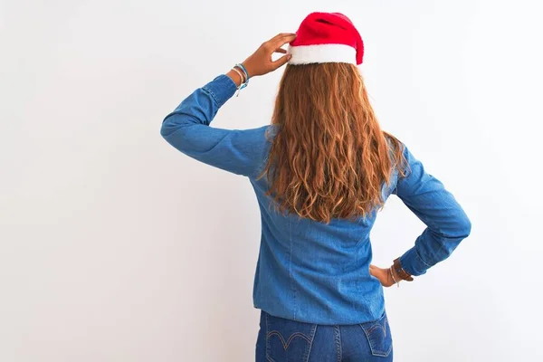 Joven Hermosa Pelirroja Con Sombrero Navidad Sobre Fondo Aislado Hacia —  Fotos de Stock