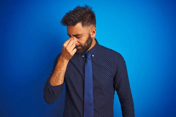 Mladý Indický Obchodník Elegantní Košili Kravatě Stojící Nad Osamělým Modrým — Stock fotografie