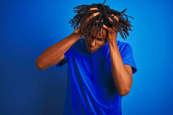 Afro Amerikaanse Man Met Dreadlocks Shirt Geïsoleerde Blauwe Achtergrond Lijdend — Stockfoto