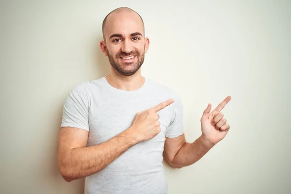 Joven Calvo Con Barba Llevando Una Camiseta Blanca Casual Sobre —  Fotos de Stock