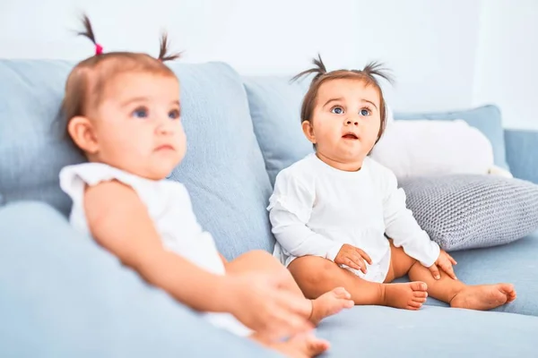 Güzel Bebek Mutlu Kızlar Ana Okulunda Kanepede Birlikte Oynuyorlar — Stok fotoğraf