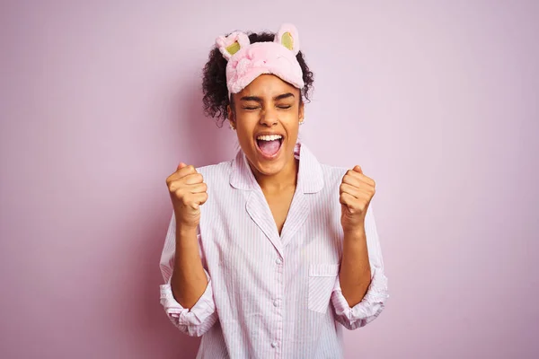 Mujer Afroamericana Joven Con Pijama Máscara Sobre Fondo Rosa Aislado — Foto de Stock