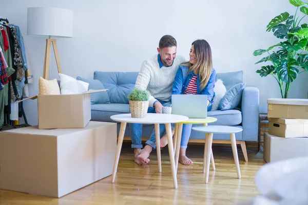 Young Beautiful Couple Sitting Sofa Drinking Cup Coffee Using Laptop — Stock Photo, Image