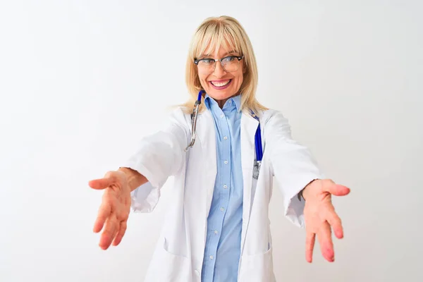 Médico Mujer Mediana Edad Con Gafas Estetoscopio Sobre Fondo Blanco —  Fotos de Stock