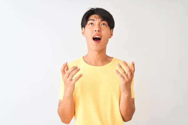 Homem Chinês Vestindo Camiseta Casual Amarela Sobre Fundo Branco Isolado — Fotografia de Stock