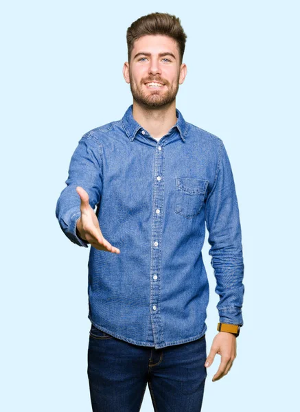 Jovem Homem Loiro Bonito Vestindo Camisa Ganga Casual Sorrindo Amigável — Fotografia de Stock