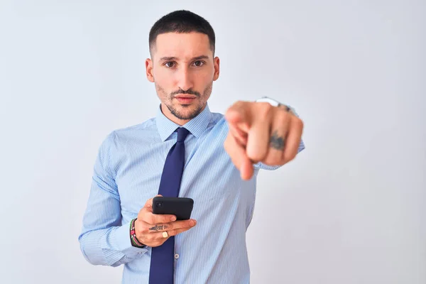Młody Przystojny Biznesmen Pomocą Smartfona Odosobnionym Tle Wskazując Palcem Aparat — Zdjęcie stockowe