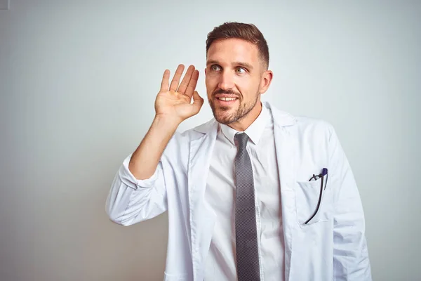 Young Handsome Doctor Man Wearing White Profressional Coat Isolated Background — Φωτογραφία Αρχείου