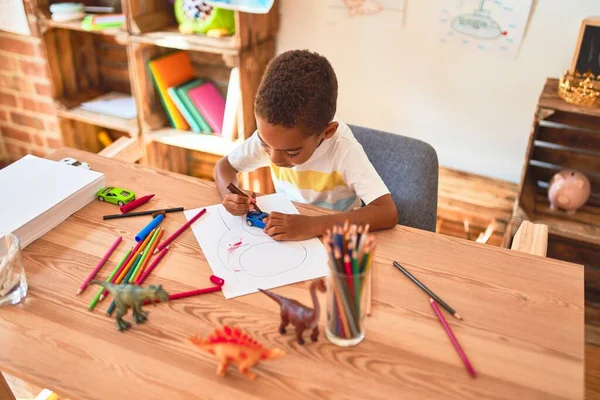 Bella Africano Americano Bambino Seduto Pittura Auto Giocattolo Utilizzando Pennarello — Foto Stock